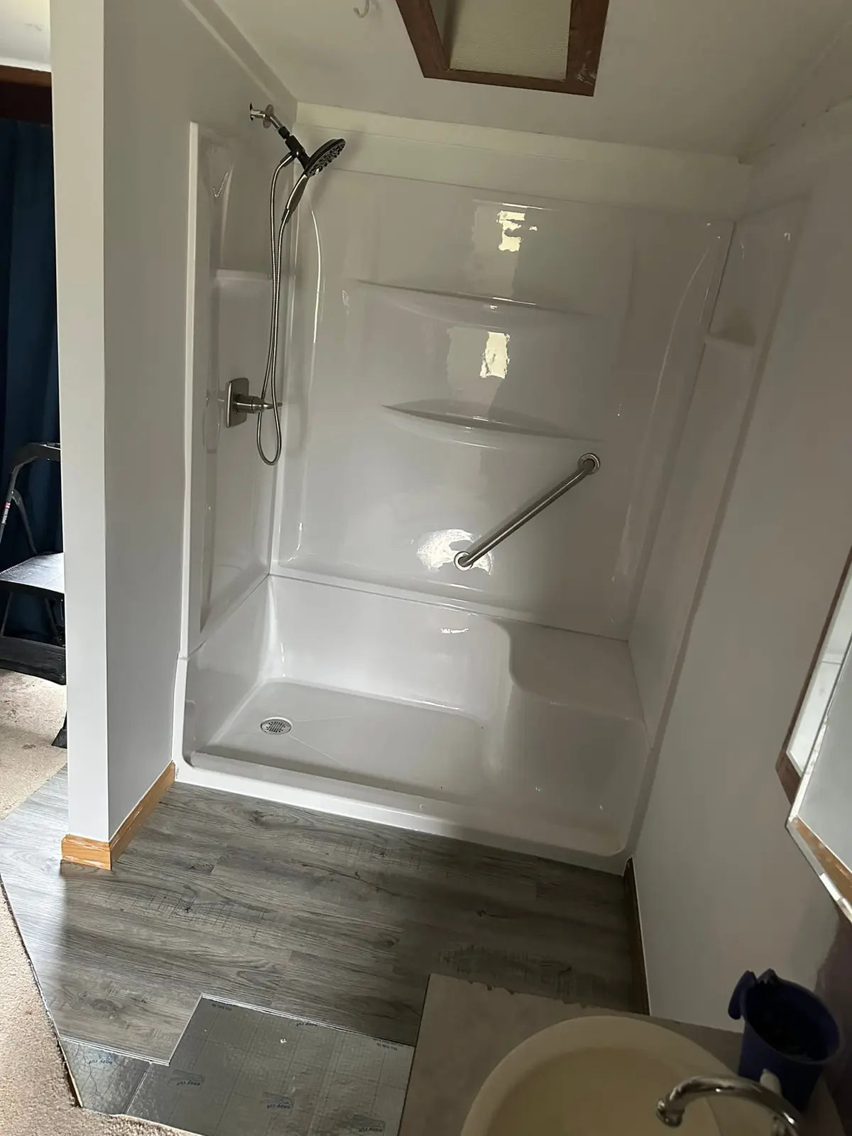 Shower Unit with Grab Bar